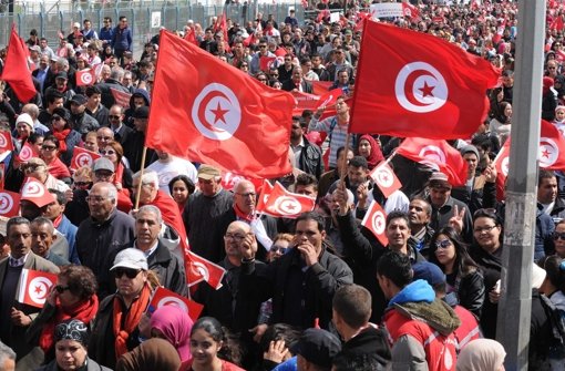 Mit Sprechchören sind Tausende am Sonntag durch die Straßen von Tunis gezogen und haben damit der Opfer des Terroranschlags gedacht, der sich vor knapp zwei Wochen ereignet hat. Foto: EPA