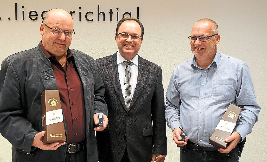 Bürgermeister Thomas Schäfer (Mitte) ehrte Johannes Wagner (links) und Clemens Munz für ihr 20-jähriges Engagement im Gemeinderat.  Foto: Baublies