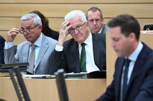 Winfried Kretschmann verfolgt die Rede von CDU-Fraktionschef Manuel Hagel  zur Halbjahresbilanz der Regierung im Landtag. Foto: dpa/Bernd Weißbrod