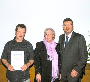 Sieglinde  und Helmut Scheurenbrand sagen Danke an Martin Eberhardt (links). Foto: Wössner Foto: Schwarzwälder-Bote