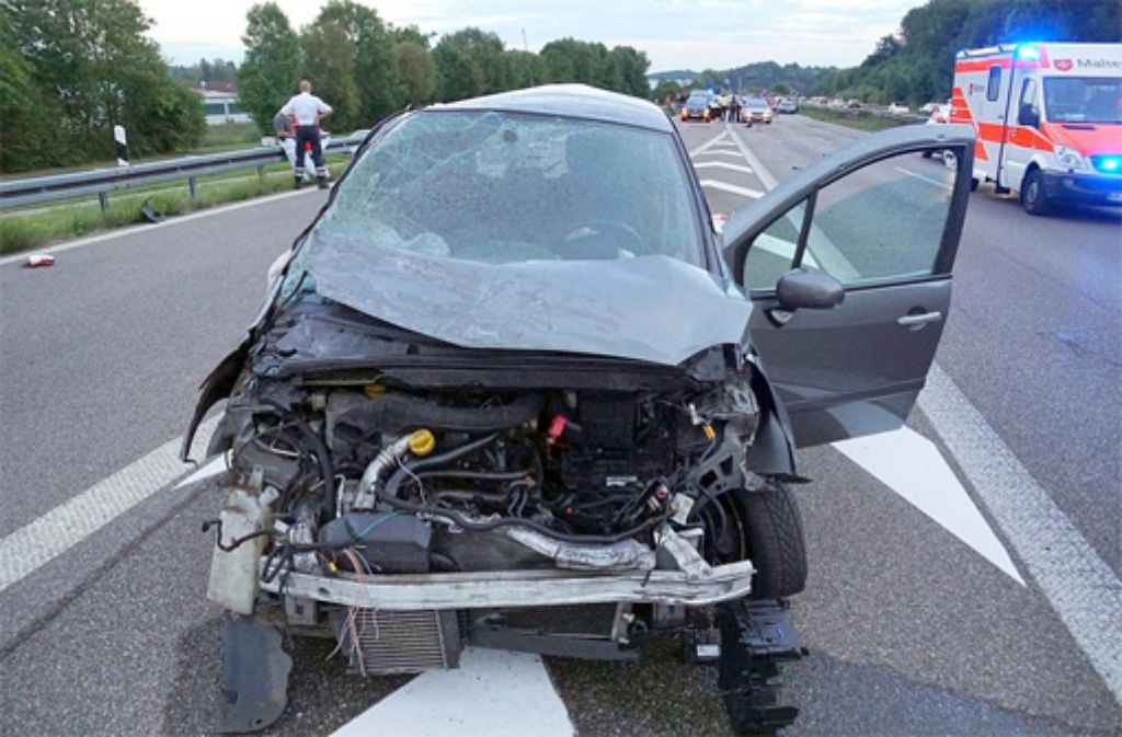Bei einem schweren Verkehrsunfall in Ebersbach im Kreis Göppingen ist ein 60-Jähriger ums Leben gekommen.  Foto: dpa