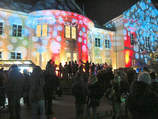 Die illuminierte Villa Eugenia – was für ein Anblick. Zahlreiche Besucher genossen die einzigartige Atmosphäre des Fürstlichen Weihnachtsmarktes. Foto: Maute