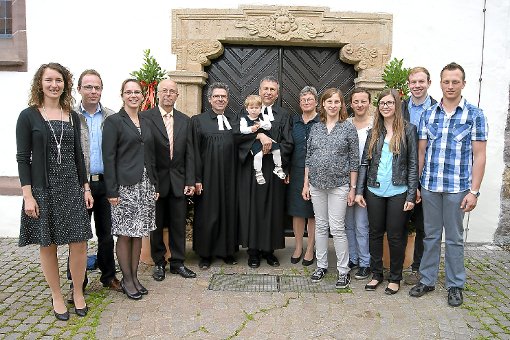 Hansjörg Landenberger (mit Enkelin), seine Frau (rechts), seine Familie, Dekan Ulrich Valon und  Werner Kraibühler     Foto: Vögele Foto: Schwarzwälder-Bote