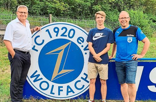 FC-Vorstand Peter Buchholz (links) und Jugendleiter Ralf Neef verabschieden ihren FSJ-ler Elias Walter (Mitte). Foto: Buchholz/Verein