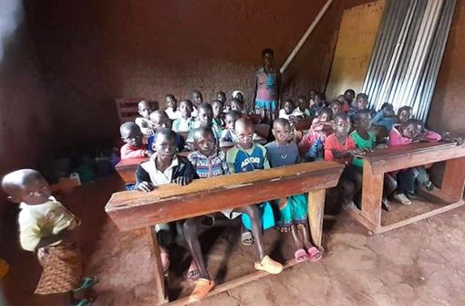 Keine Klassenzimmer haben die Kinder in Uganda, denen der SV Hartheim helfen will mit seiner Benefizaktion. Sie werden oft in alten Häusern oder Kirchen unterrichtet. Foto: Archiv Mauch