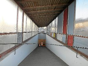 Die Rampe der Bahnunterführung in der Flandernstraße - die Spanplatten in den Öffnungen sind Ersatz für zersplitterte Glasscheiben. Foto: Kistner