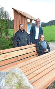 Die Holzdesigner Lukas   und Carina Spath (von links) präsentieren mit Bürgermeister Jörg Frey die neue Sitzgruppe beim Wanderinfopunkt Blindensee. Fotos: Bolkart Foto: Schwarzwälder Bote