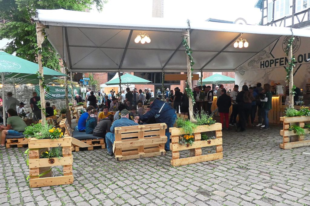 Neues Ambiente beim Hopfenfest, wie hier in der Hopfen-Lounge: Aus Holzpaletten wurden Sitzgelegenheiten und Pflanzgefäße für Blumen.