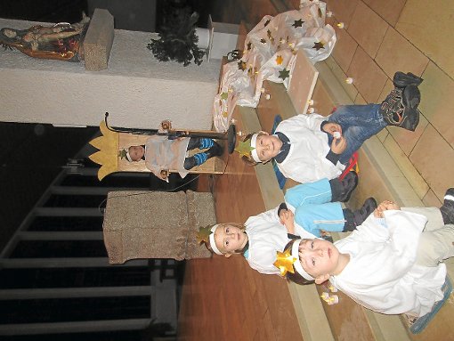 Als Sterne von der Milchstraße erfreuten die Kindergartenkinder die Besucher bei ihrem adventlichen Spiel. Foto: Hirth Foto: Schwarzwälder-Bote