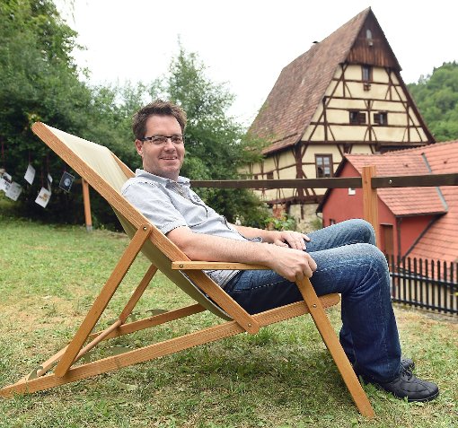 Dekanatsreferent Achim Wicker entspannt im Schwabo-Liegestuhl im Garten der Seele. Foto: Hopp Foto: Schwarzwälder-Bote