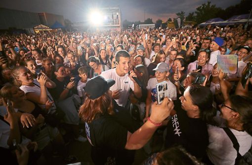 Wincent Weiss bathes in the crowd.  Photo: Oak
