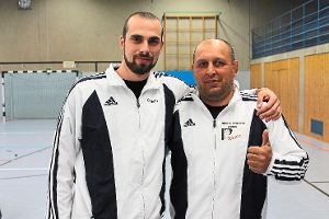 Daumen hoch: Jan Zwirner (links) und Christian Rusu, die beiden  Vöhrenbacher Trainer, freuen sich über den Auftaktsieg. Foto: Schwarzwälder-Bote