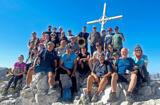 Sichtlich glücklich über den geschafften Aufstieg: Die Reichenbacher genossen den Ausblick auf  der Pisciadu-Spitze in Südtirol. Vor 35 Jahren hatten einige von ihnen dort das Gipfelkreuz aufgestellt. Foto: Vögele