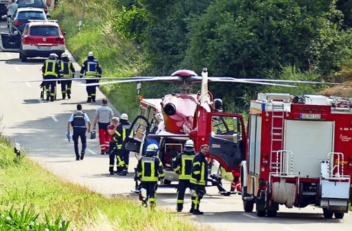 Rettungshubschrauber und Krankenwagen brachten die beiden Quadfahrer in eine Klinik. Foto: Ullrich