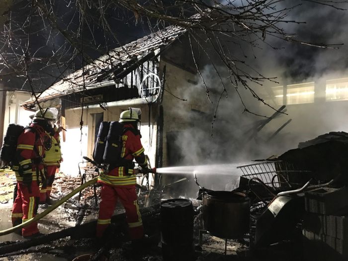 Lagerschuppen steht in Flammen: Feuerwehr verhindert Großbrand in Wildberg