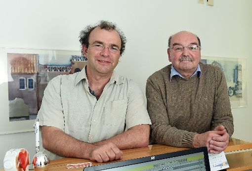 Werner Eberle (rechts) gibt seine Praxis in der Schillerstraße an seinen Nachfolger, den Kardiologen Stefan Walz, ab. Foto: Hopp