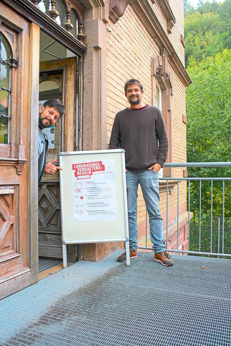 Yasin Akyüz (links) und André Weiß haben im Calwer Jugendhaus für die Jugendlichen ein Programm auf die Beine gestellt - natürlich unter Einhaltung der Hygieneregeln.  Foto: Biermayer