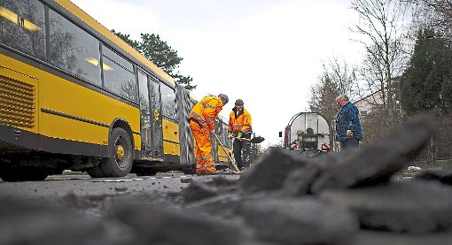 Arbeiter einer Baufirma reparieren schadhafte Straßen. So geschieht es auch in Rosenfeld.   Symbol-Foto: Burgi Foto: Schwarzwälder-Bote