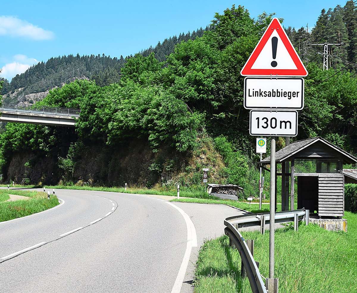 Trotz Geschwindigkeitsbeschränkung und Abbieger links-Schild ist das Abbiegen am Deisenhof teilweise problematisch.  Foto: Sum