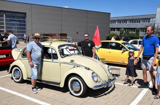 Ein Augenschmaus für VW-Käfer-Fans: Rupert und Kai Kammer aus Waldachtal sind stolz auf ihr Kult-Auto. Foto: Maier