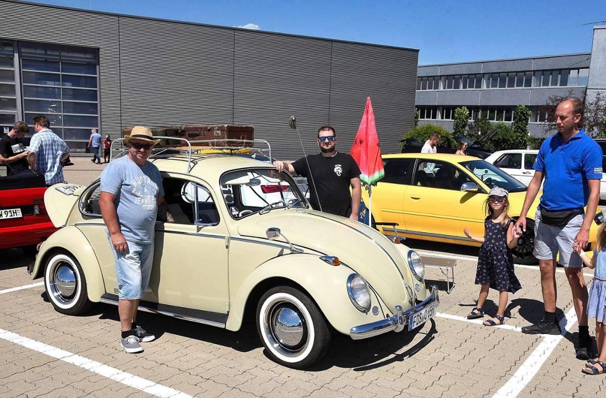 Ein Augenschmaus für VW-Käfer-Fans: Rupert und Kai Kammer aus Waldachtal sind stolz auf ihr Kult-Auto.