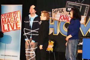 Comedy und Magic: Christopher Köhler bezog in seiner Super Spitzen Knaller Show das Publikum mit ein. Foto: Müller Foto: Schwarzwälder-Bote