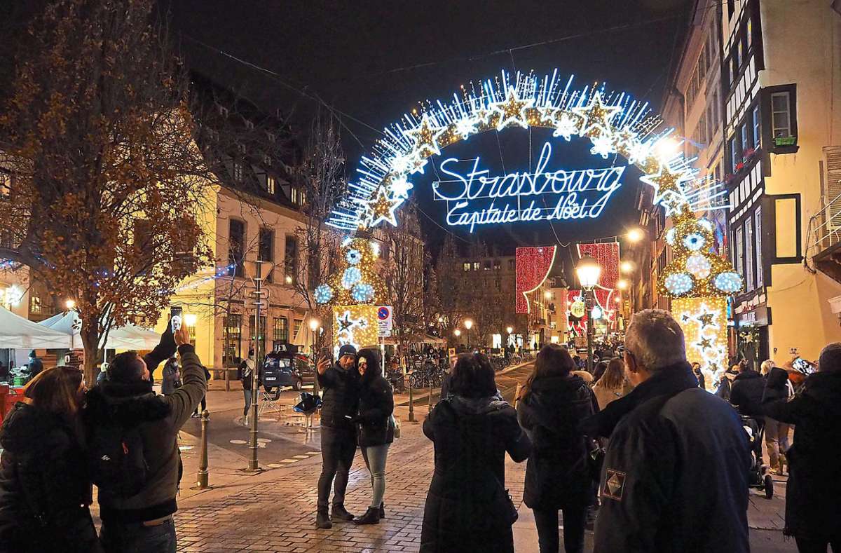 Ein riesiger Leuchtbogen begrüßt die Besucher in der Weihnachtshauptstadt Straßburg. Foto: Schubert