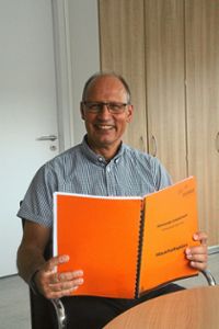 Lutz Kunz ist seit 42 Jahren der Herr der Zahlen und präsentiert den Nachtragshaushalt. Archiv-Foto: Schimkat Foto: Schwarzwälder Bote