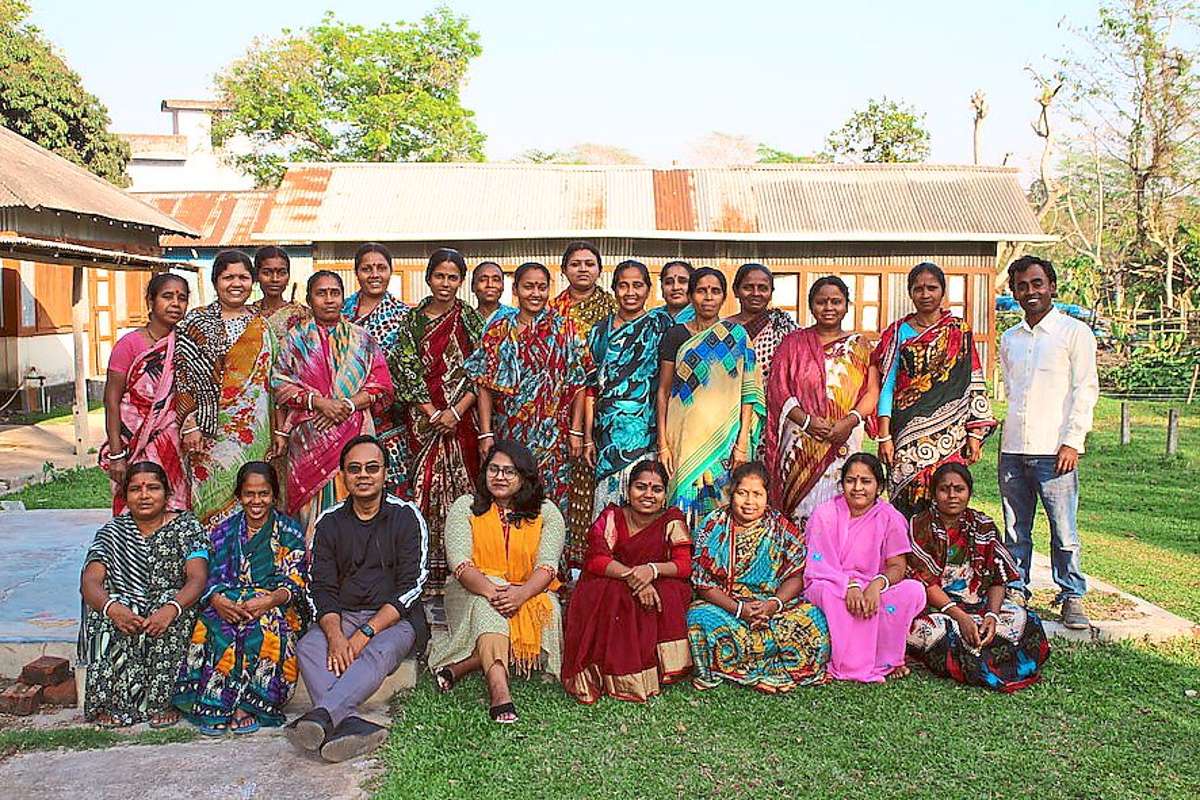 Swapan Kumar Das von der Fairhandels-Organisation Prokritee aus Bangladesch zusammen mit Produzentinnen.Foto: El Puente Foto: Schwarzwälder Bote