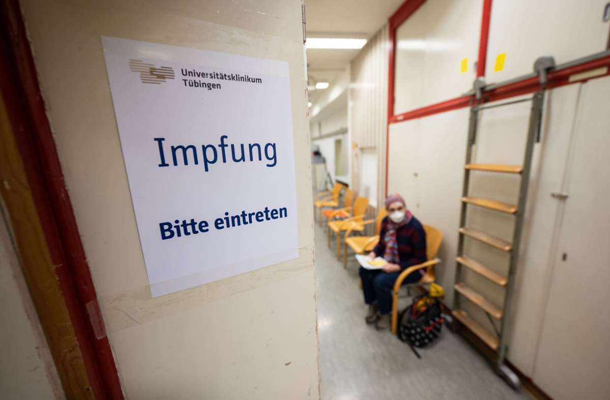 Ein Impfling sitzt in einem Gang eines Pop-Up-Impf-Orts in Tübingen und wartet auf ihr Impfung.  Foto: Foto: dpa/Marijan /rat