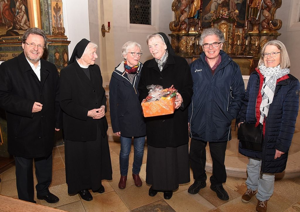 Ein Care-Geschenkpaket für die Schwestern: Diakon Georg Lorleberg (von links), Schwester Irmentrudis, Gabriele Stöhr, Schwester Reinholda, Helmut Held, Rosemarie Lutz.