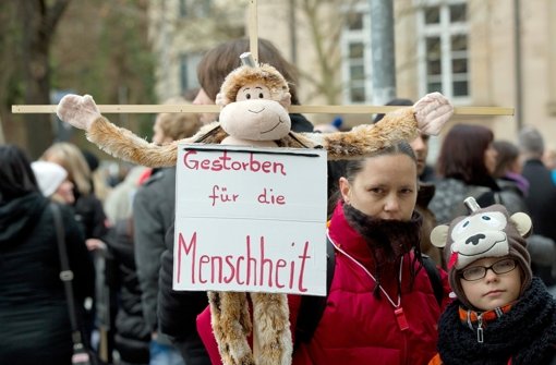 Tierschützer haben am Samstag in Tübingen am Max-Planck-Institut gegen Affenversuche demonstriert. Foto: dpa