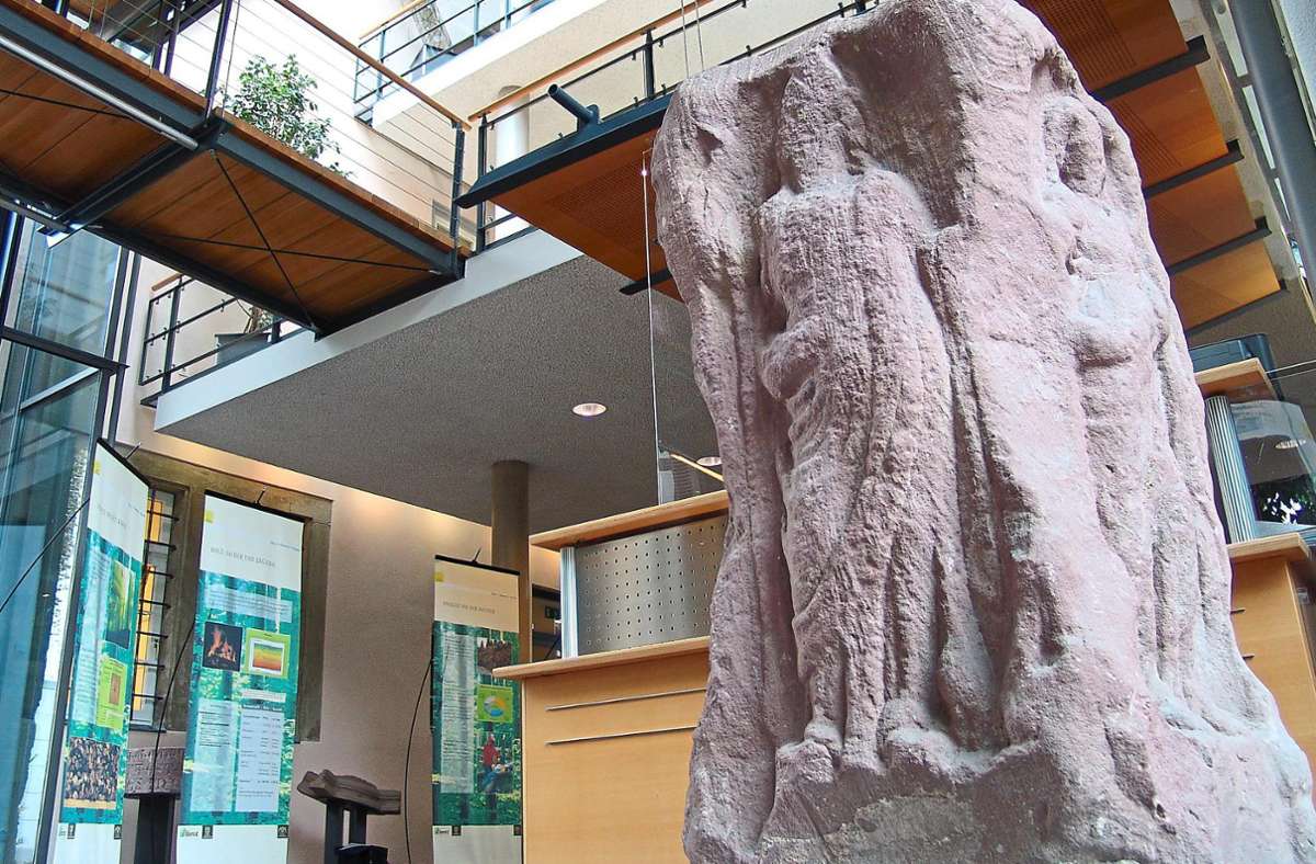 Der Viergötterstein stand ursprünglich in der Remigiuskirche und geht auf römische Zeit zurück. Heute ist er im Rathaus-Foyer zu besichtigen. Foto: Hofmann