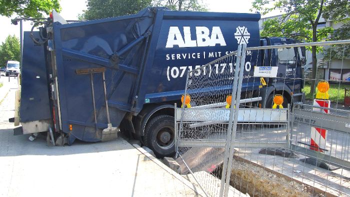 11. Juli: Müllauto landet in Baugrube