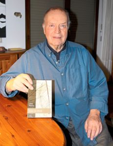 Autor Claus Küsters mit seinem fünften Roman Hans im Glück. Foto: Gegenheimer Foto: Schwarzwälder Bote