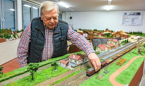Eisenbahnfreund Willy Schneider setzt das Lokomotiv-Modell  vorsichtig auf die Gleise.    Foto: Fritsch Foto: Schwarzwälder Bote