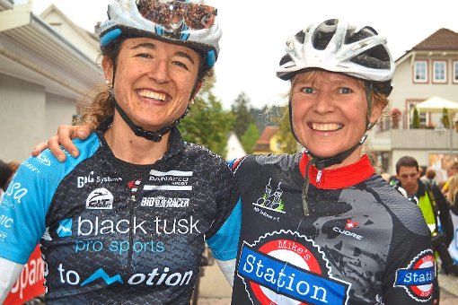 Bei den Damen über 90 Kilometer überraschte Annette Rümmele (rechts) mit einen  klaren Start-Ziel-Sieg vor Rahel Trebing.  Foto: Junkel Foto: Schwarzwälder-Bote