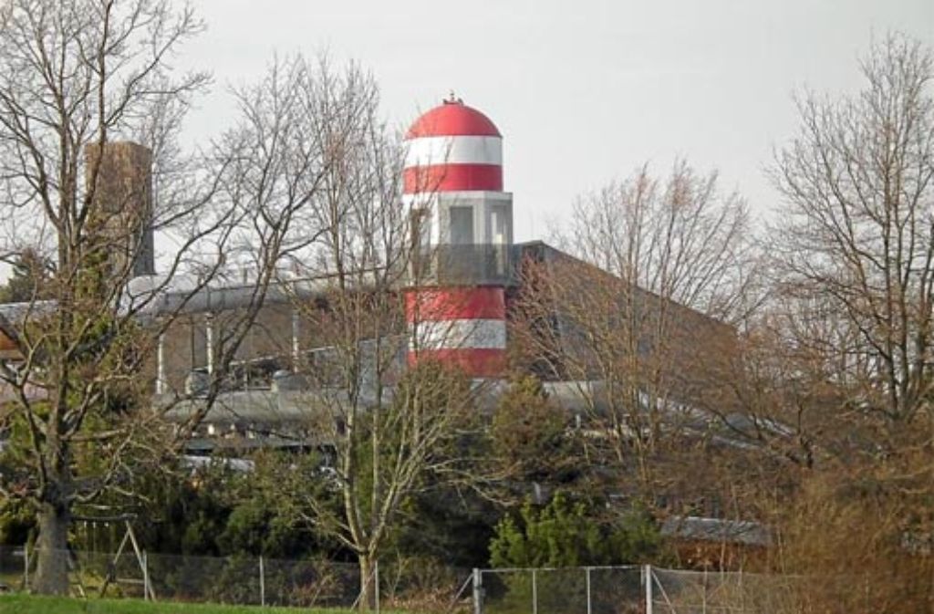 Der Leuchtturm als bisheriges Markenzeichen des Schömberger Wellenbads hat wohl endgültig ausgedient.  Foto: Stocker