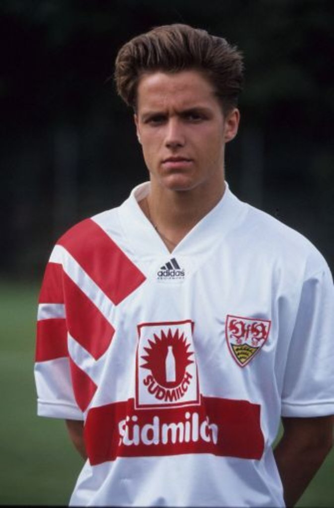 Schneider begann seine Karriere im Alter von sechs Jahren beim TSV Höfingen (das Foto zeigt ihn in der Saison 1992/93 als frischgebackenen VfB-Profi). Als Zehnjähriger ...