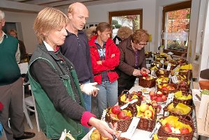 Welcher Apfel wohl am besten schmeckt? In der Gartenbaumschule Späth in Hopfau durfte probiert werden. Foto: Sikeler