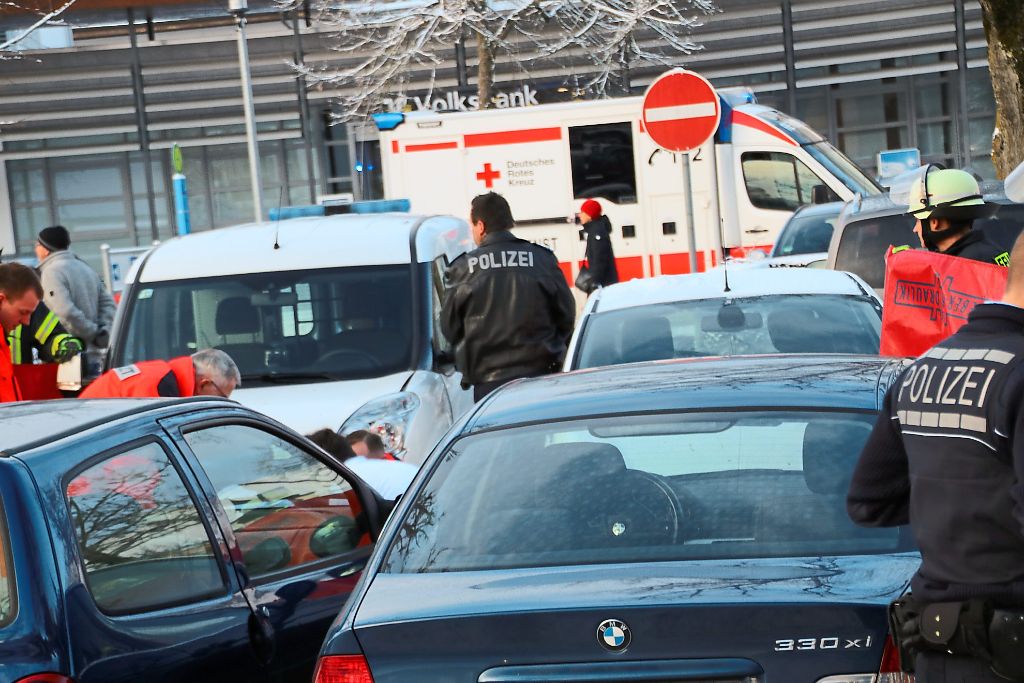 Ein tragischer Unfall ereignete sich gestern  auf einem Parkplatz nahe dem Wochenmarkt.  Foto: Jürgen Müller
