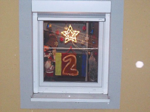 Mit geschmückten Fenstern und kleinen Feiern erfreut der Lebendige Adventskalender während der Adventszeit.  Foto: Prestele Foto: Schwarzwälder-Bote