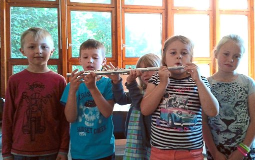 So geht das: Lehrer der Musikschule präsentierten die Klänge diverser Instrumente. Natürlich durften die Schüler auch selbst etwas ausprobieren. Foto: Musikschule Foto: Schwarzwälder-Bote