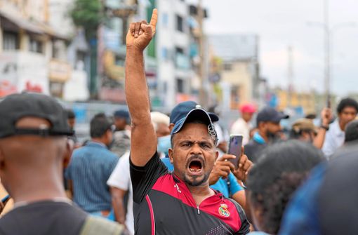 Millionen Menschen gehen vor allem in Sri Lankas Hauptstadt Colombo gegen die Missstände auf die Straße. Foto: Jayawardena/AP/dpa 