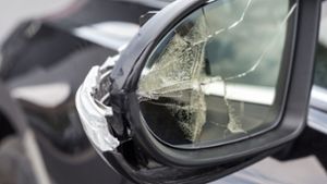 Die Autofahrerin registrierte, dass ihr linker Außenspiegel beschädigt worden war. (Symbolfoto) Foto: David.Sch - stock.adobe.com/David Schunack