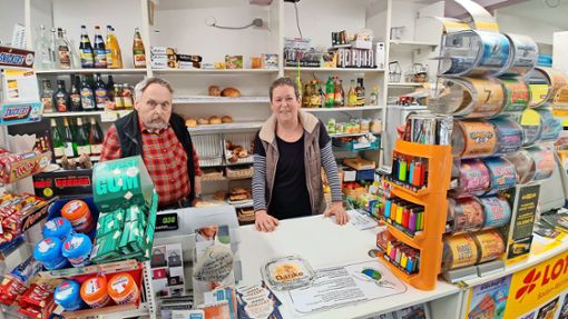 Sie haben viele schöne Dinge in ihrem Tante-Emma-Laden erlebt: Jochen Umbrecht und seine Schwester Ulrike Pape. Foto: Cools
