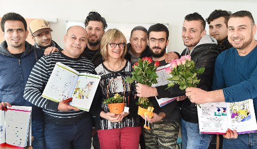 Die Flüchtlinge überreichten Lehrerin Christa Stiegenroth  Blumen. Heute ist die letzte Unterrichtsstunde für die ersten Deutschkurse am Hesse-Kolleg. Foto: Hopp Foto: Schwarzwälder-Bote