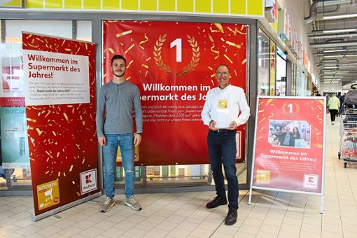 Das Team im  Kaufland Bad Dürrheim freut sich über die Auszeichnung Supermarkt des Jahres. Alle voran Marktleiter Dietmar Grießinger (rechts) und der Auszubildende Tim Gregg, der das Projekt begleitete und vieles dafür organisierte. Foto: Strohmeier