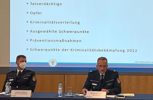 Andreas Bjedov, Leiter der Schutzpolizeidirektion, und Polizeipräsident Wolfgang Tritsch bei der Präsentation der Statistik in Pforzheim. Foto: Kunert