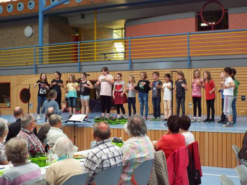 Dirigiert von Bernhard Schädle-Horn singen die Kinder des Chors der Grundschule am Schlosspark für die Zuhörer. Foto: Schnurr Foto: Schwarzwälder Bote